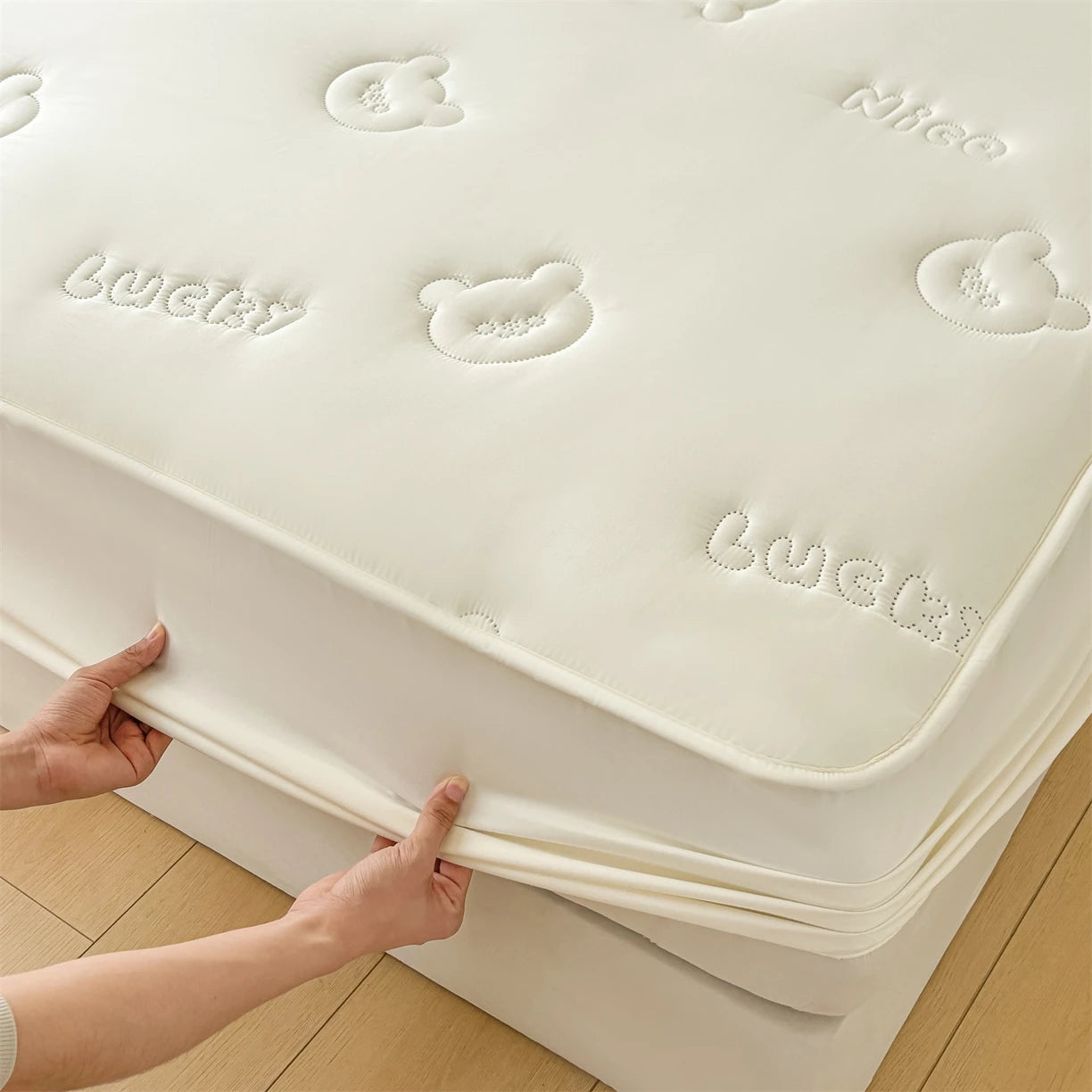 Ultrasonic Quilted Queen Fitted Sheet Waterproof King Mattress Protector with Elastic Band Anti-Mite Soft Breathable Bed Cover