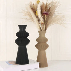 One modern and minimalist plastic vase, suitable for living rooms, studies, offices or exhibition halls, and is very suitable fo
