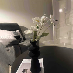 One modern and minimalist plastic vase, suitable for living rooms, studies, offices or exhibition halls, and is very suitable fo