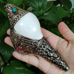 Handmade Nepal Silver Conch Shell Trumpet Indian Chank Tibetan Turquoise Coral Inlay Horn Trumpet Statue for Pooja Decorative