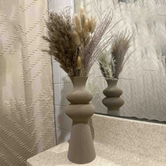One modern and minimalist plastic vase, suitable for living rooms, studies, offices or exhibition halls, and is very suitable fo