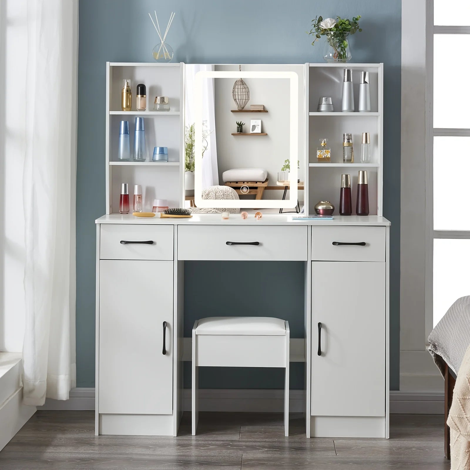 (Festive Gift) Brand-new bedroom dressing table with vanity mirror featuring three colour modes and adjustable brightness Bedroom Furniture